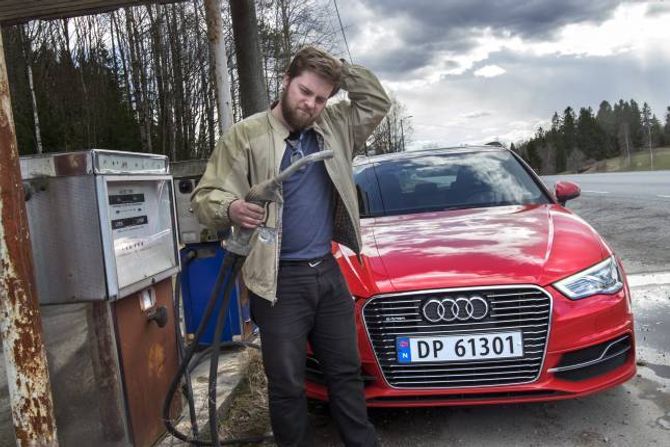 PÅ BENSIN: Når batteriet er tomt for straum, fortset køyringa på bensin.