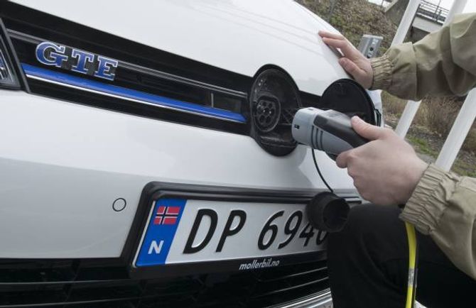 GOLF: Smart ladekontakt i grillen.