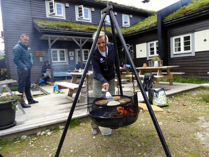 SVELESTEIKING: Triveleg med svelesteiking utandørs.
