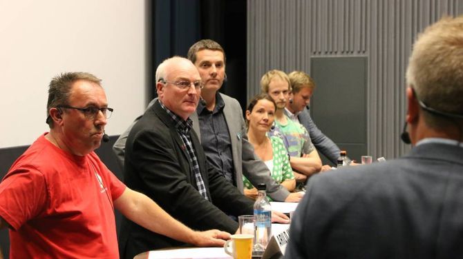 STYRTE SKUTA: Rolf Sanne-Gundersen gjorde ein formidabel jobb som debattleiar og sørga for at alle fekk sleppe til, fekk kritiske spørsmål og gav debatten framdrift.
