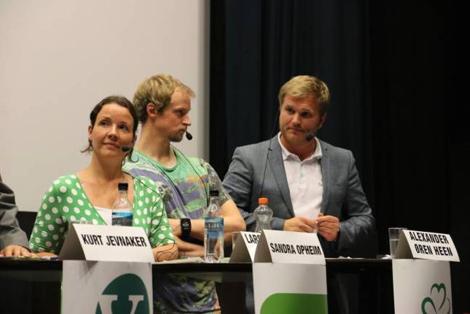 PÅ HOGGET: Aleksander Øren Heen (Sp) (til høgre) var på hogget under debatten. Til venstre for han er Sandra Opheim og Lars Kristian Fauske (begge MDG).