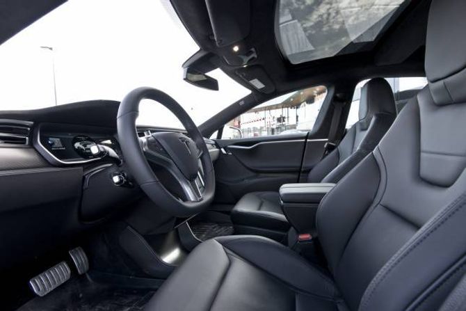 29 PROSENT: Over kvar fjerde Tesla-eigar har opplevd knirkelydar frå interiøret. Samstundes meiner mange at køyrekomforten i bilen er mykje høgare enn i andre elbilar.
