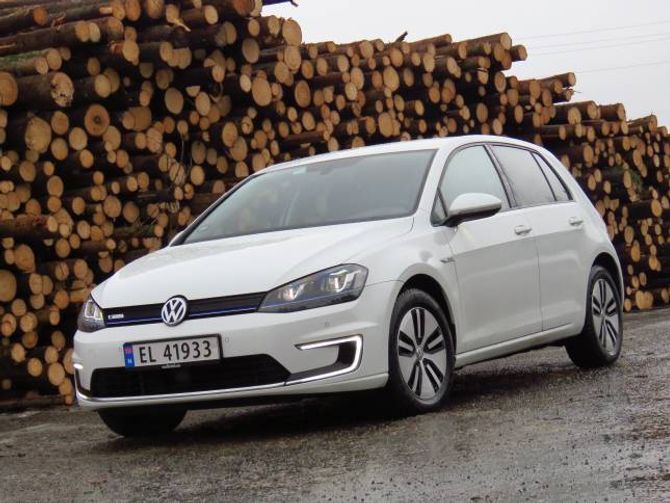 STØRST: Hittil i år er Volkswagen størst på elbilar i Noreg. Merket har ved utgangen av juli selt 5537 elektriske bilar her til lands, fordelt på Golf (biletet) og den mindre e-Up.