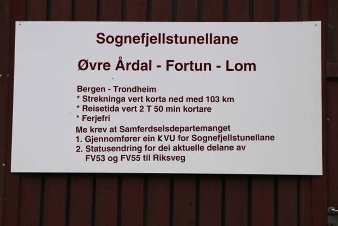 FAKTA OG KRAV: Plagaten som er hengt opp ved tunnelinngangen til høgdebassenget ved E-verket inneheld fakta og krav.