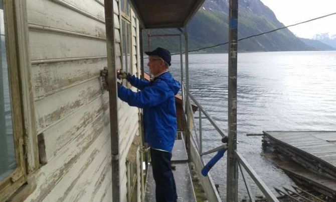 DUGNAD: I heile sommar har ein gjeng drive dugnad for å betra standen på bygningsmassen. Blant anna har våningshuset blitt skrapt og måla opp att.