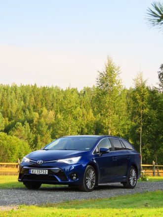 NY: Fronten på Avensis er ny, med ny lyssignatur. Det gir karosseriet som opphavleg stammara frå 2008, eit meir moderne preg.