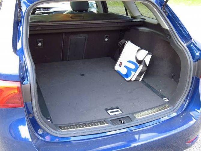 543: Med bakseta i bruk sluker bagasjerommet 543 liter. Det er mindre enn kva konkurrentane frå Volkswagen og Skoda, men meir enn Ford Mondeo.