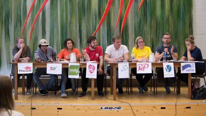 ENGASJERT: Det var eit engasjert panel som diskuterte lokale saker under skulevalet på Årdal vidaregåande skule torsdag. Arkiv