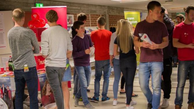 NYSGJERRIGE: Det var mykje aktivitet under valtorget i forkant av paneldebatten på Årdal vidaregåande skule torsdag.