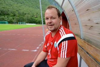 PRESTISJEKAMP: Trenar Ivan Øy har sjølv vore spelar og veit kor mykje som står på spel mot rivalane frå Høyanger.