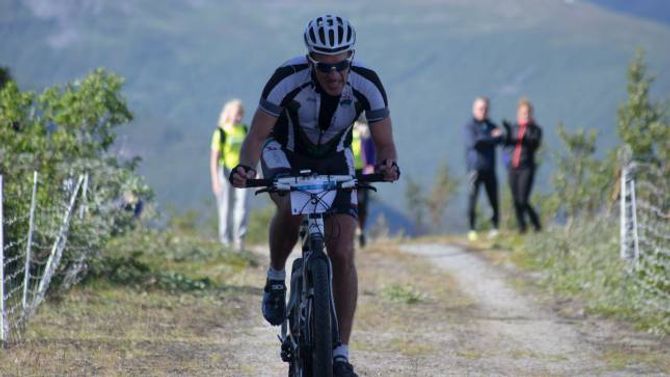 BRUTALT: Geir Nordnes kom i mål ein time etter han kryssa startstreken i Øvre Årdal sentrum.