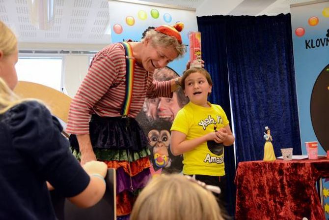 MILKSHAKE: Kristoffer Jan Skjer (8) hjelpte Klovnen Knut å lage milkshake, ved å sette bollen på hovudet og riste.