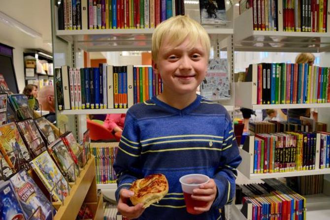 KJEKT MED FEST: Olai Holsæter (11) har lese mange bøker i sommar og tykkjer det var kjekt med ei slik avslutning.
