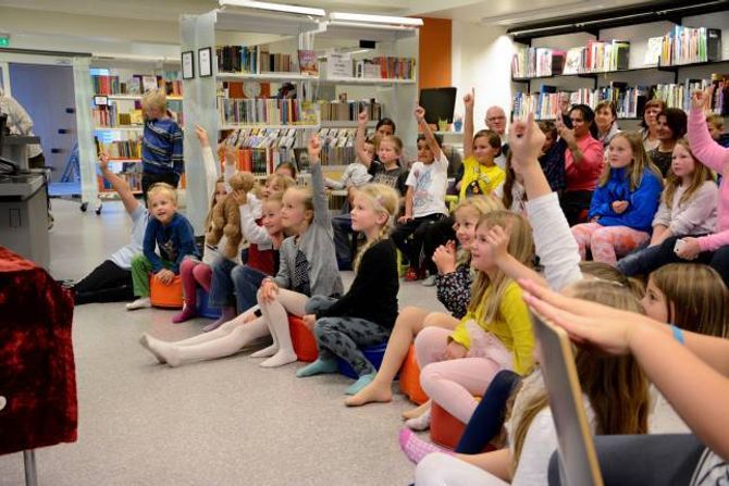 LIVAT: Dei fleste ungane hadde ingen problem med å hjelpe Klovnen Knut under hans mange påfunn og krumspring.
