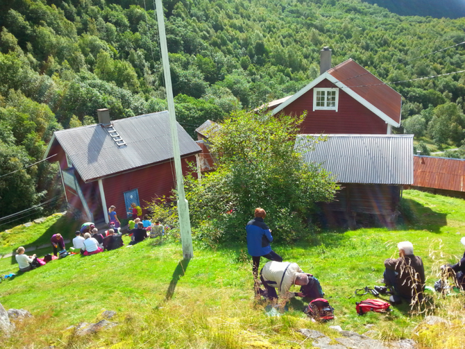 POPULÆRT I VETTI: Vetti Gard og Turiststasjon har hatt mange besøkande i sommar.