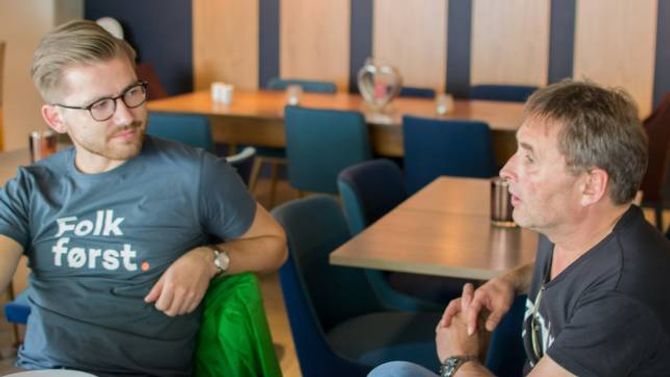 TIDSMANGEL: Sveinung Rotevatn (V) og Jan Rasmussen (t.h.) i TYA Bakeri drøfta om det er mogleg å gå "all-in" i eit nytt prosjekt om ein ikkje har kapital å lene seg på.