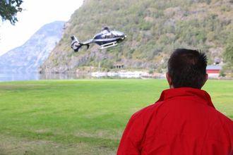 FLYDD INN: Ordførar Lægreid ventar på at Jonas Gahr Støre skal landa i Meiriparken.