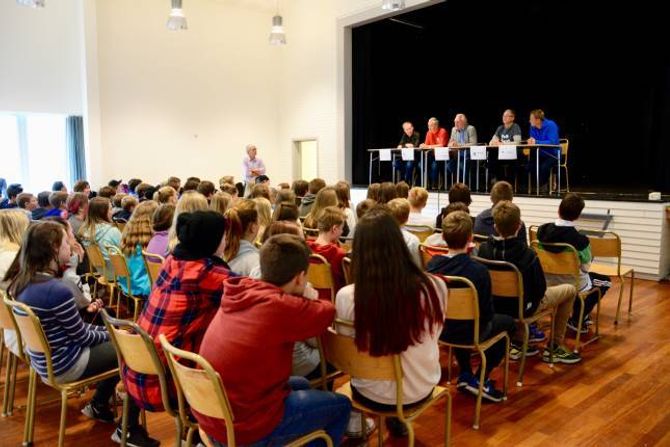 UTSPØRJING PÅ ØYRI: Ungdomskuleelevane på Lærdalsøyri skule fekk også moglegheiten til å stille spørsmål direkte til toppkandidatane før kommunevalet.