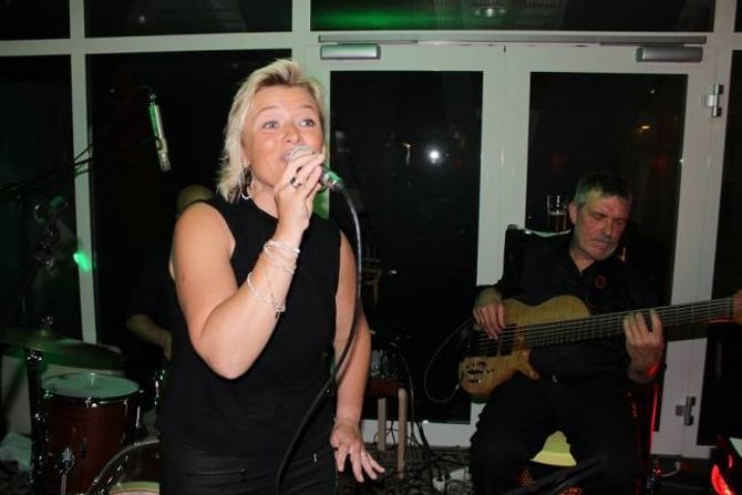 ELSKAR Å SYNGJA: Songfuglen Ine Hillestad Aannevik takka gjerne ja då Årdal Blueslag spurde om ho ville syngja eit par låtar for dei på Utla.