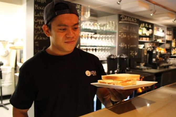 ALLTID POPULÆRT MED BAR: Onsdag kunne ein kjøpa ulike drikkevarer med og utan alkohol, samt enkle matvarer som toast.