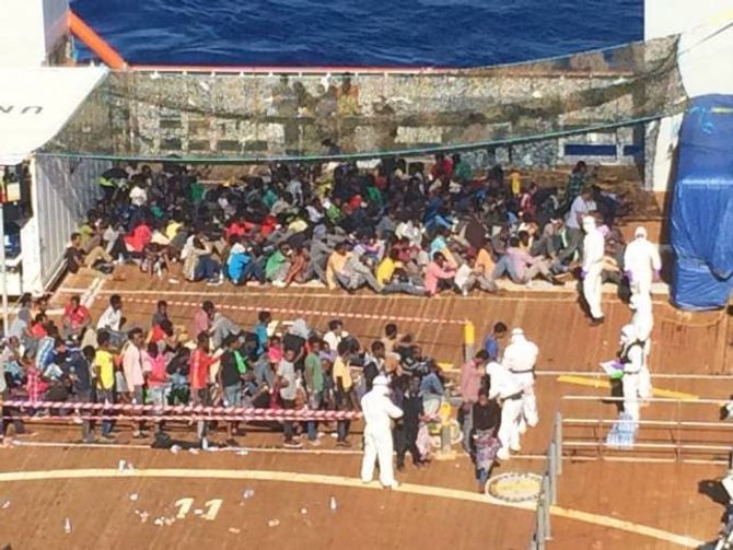 MIDDELHAVET: Det norske skipet Siem Pilot redda i august over 600 migrantar frå to trebåtar i Middelhavet.