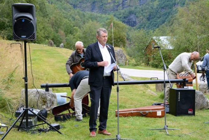 PRISUTDELING: Fungerande vegdirektør i Statens Vegvesen, Lars Aksnes, under markeringa på Rimskjold.