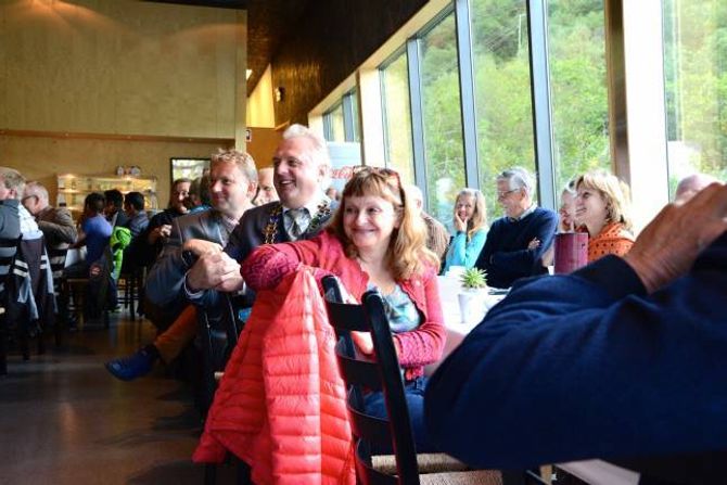 PÅ TVERS AV GRENSA: Vidar Eltun (Ap), ordførar i Vang (frå venstre), Jan Geir Solheim (Sp), ordførar i Lærdal og Åshild Kjelsnes (Ap), fylkesordførar i Sogn og Fjordane. I tillegg var også fylkesordførar i Oppland Gro Lundby (Ap), riksantikvaren Jørn Holme, Per Morten Lund vegsjef for region aust og Helge Eidsnes vegsjef for region vest i Statens vegvesen nokre av dei som var tilstades på festdagen.