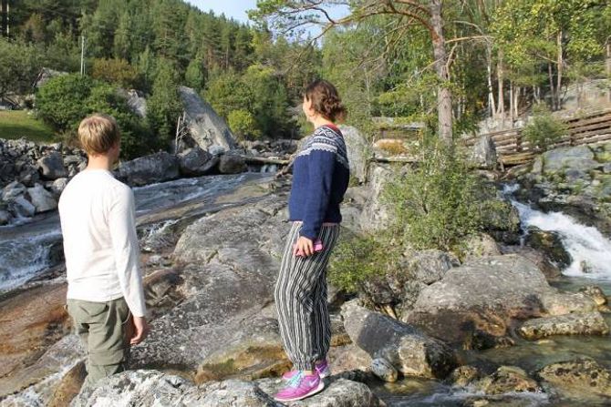 OFFERDØLA: Miljøpartiet Dei Grøne Årdal (Her Lars Kristian Fauske og Sandra Opheim) og Harald Thune håpar at konsesjonen om røyrlegging av elva Offerdalselvi blir skrinlagt. - Det vil redusera verdien av anlegget om dette blir gjort, seier dei.
