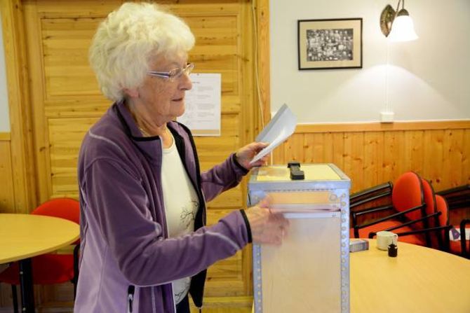 ENKLELT: Inn døra på Tinghall smett Astrid Sjøvold inn, for ho var ikkje dette eit vanskeleg val, men ho er spent på kveldens utfall.
