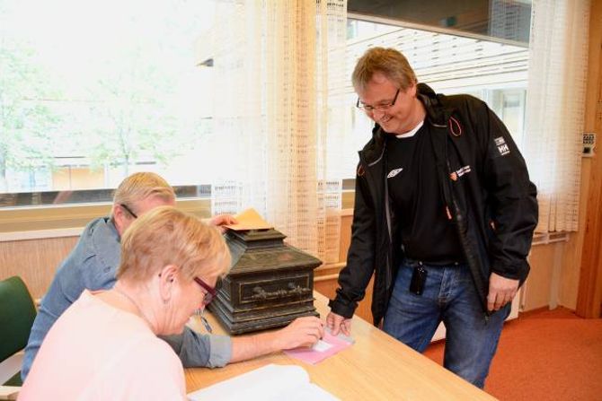 RØYSTA: Svanhild Lindesteg og Per Gunnstein Gullaksen ser til at alt er som det skal i det Rune Bolstad skal avgi si røyst.