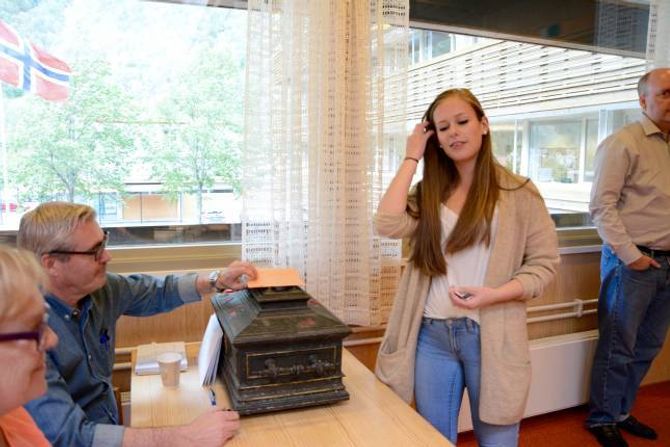 FØRSTEGANGSVELJAR: Silje Lindesteg Hagheim (18) stemmer for første gong. – Eg har jo stemt ved skuleval, og eg vissta kva eg skulle stemme denne gongen. Det blir artig å sjå kva resultatet blir, seier ho.