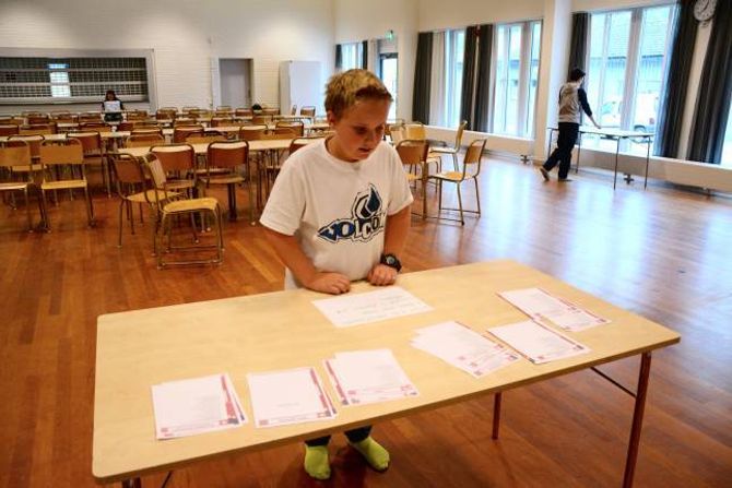 VALETS KVALER: Adrian Vognstølen Ringø, 8b, er klar til å velje det han meiner er riktig parti til å styra framover.