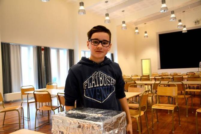 TRIVEEL: Knut Olav Bjørketun Bøe, 8a, har akkurat slept si røyst ned i urna på skulevalet på Lærdalsøyri skule.