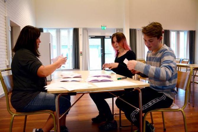 OPPTELJING: Målfrid Aspeseter, kontaktlærar for 9. klasse, Inger Johanne Kaardal og Per Gjesdal, frå elevrådet, sjekkar at talet på røyster blir riktig.