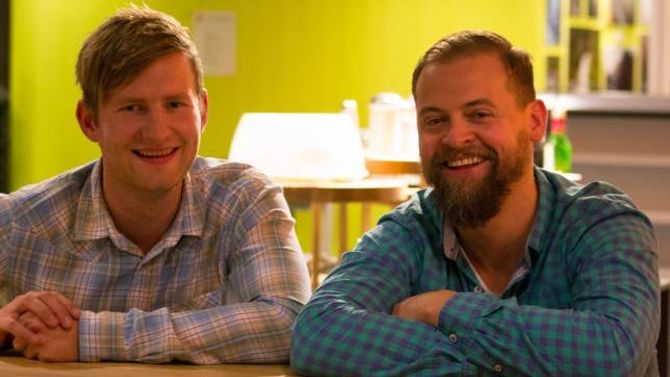 STORFORNØGD: Thomas Norheim Moen (t.v.) og Bjørn Havro var Årdal Senterparti sine representantar under valvaka i Øvre Årdal, sidan den unge ordførarkandidaten sjølv var i Førde for å følgje fylkestinget.