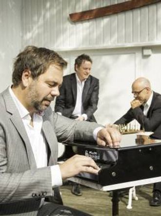 FØRSTE KONSERT: Gisle Børge Styve Trio startar konserthausten i Lærdal kulturhus.