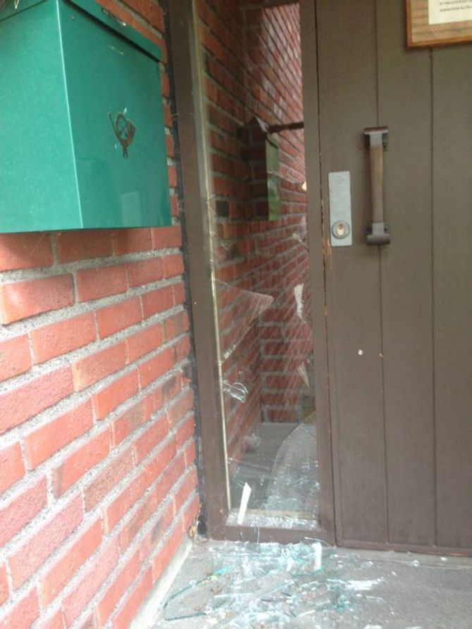 KNUST: Glaset ved kontorinngangen til Farnes kyrkje var knust, men det var ingen teikn til at dette var eit innbrot.