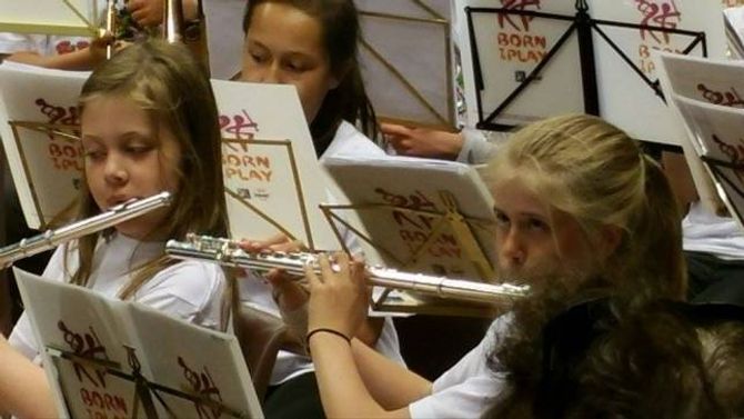 GLEDAR SEG: Aina Hellebø og Sofie Moen er blant dei mange une korpsmusikantane som gledar seg til helga, og ikkje minst til fulle hus i Kulturhuset