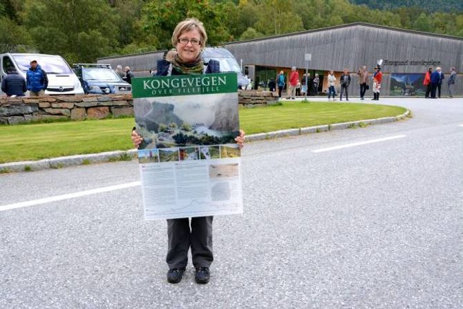 INFORMASJONSKILT: Tine Eikehaug, har vore med å laga til informasjonsskilt til Kongevegen over Filefjell.