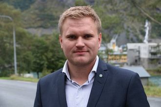 GLAD: Aleksander Øren Heen (Sp) sa det var gledeleg å kunne fremja eit forslag der Seimsdalstunnelen vart prioritert. Arkiv