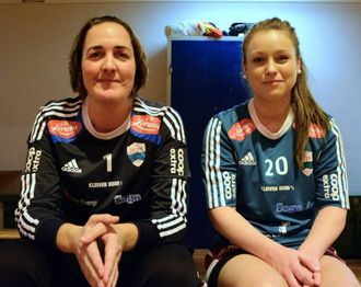POSITIVE: Henriette Forthun (32) og Andrea Luggenes (24). Andrea starta å spele handball i sommar på 4. divisjonslaget, før det var klart at det vart samarbeid. – Det er topp å få vera med, då eg tykkjer det er artig å spele, seier ho.