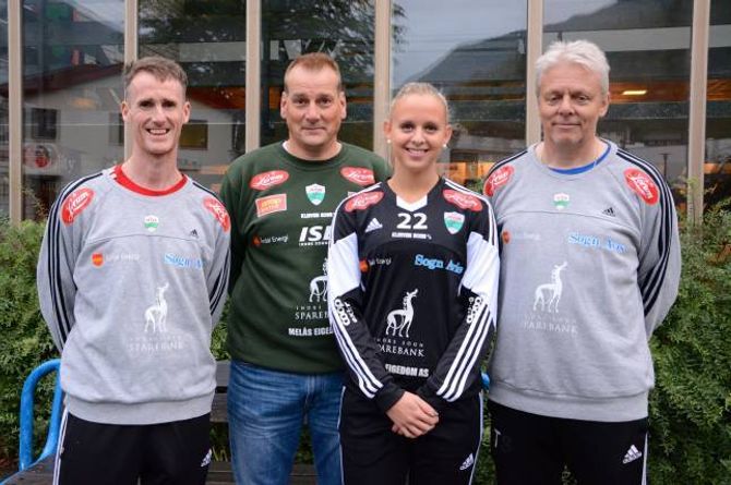 HAR ANSVARET: Óli Sveinsson, hovudtrenar, Børre Øvstetun, sportsleg leiar i Jotun handball, Linn Lægreid Løvdahl, kaptein for Jotun/ÅTIL, og assistenttrenar Terje Sylvarnes.