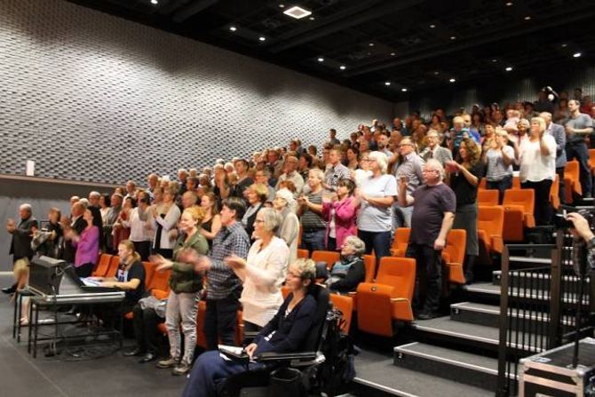 STAPPFULLT I KULTURHUSET: Publikum let seg riva med, klappa og tampa takten fleire gonger, og gav ståande ovasjonar