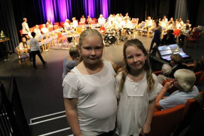 KJEM ALDRI TIL Å SLUTTA I KORPS: 10 år gamle Thea Lunde og Andrea Håheim i Farnes skulemusikk har hatt det så moro i helga, at dei aldri kjem til å slutta med korpsmusikk.