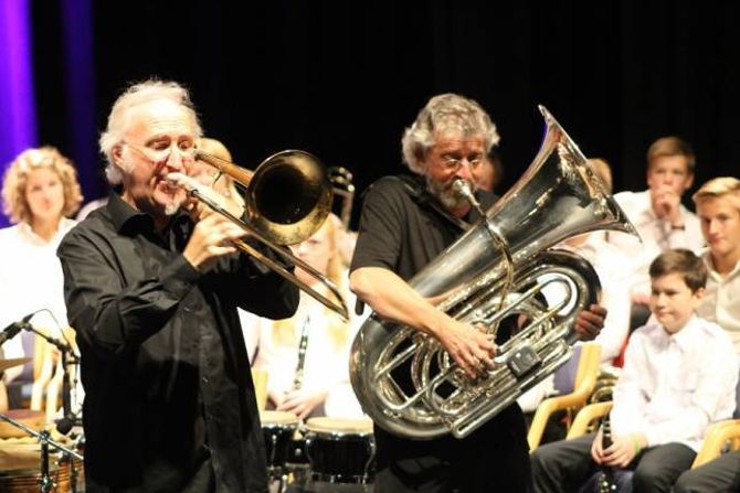 MUSIKALSKE MISJONÆRAR: The Brazz Brothers kan trygt kalla seg musikalske misjonærar. Dei inspirerer barn og unge til å halda fram med instrument og korpsmusikk
