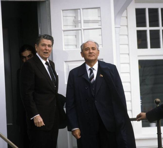REAGANS RETORIKK: Ronald Reagan omtalte Sovjetunionen som «det vonde imperiet», inspirert av den populære filmen «Star Wars». Her då Reagen møtte Mikhail Gorbatsjov på Island i 1986.
