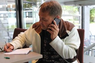 TO JOBBAR: Jan Rasmussen (51) jobbar både for Årdal Plast og Tya Bakeri, men håpar og trur at alder og erfaring gjer at han ikkje møter "veggen", og veit kva han har gjeve seg i kast med