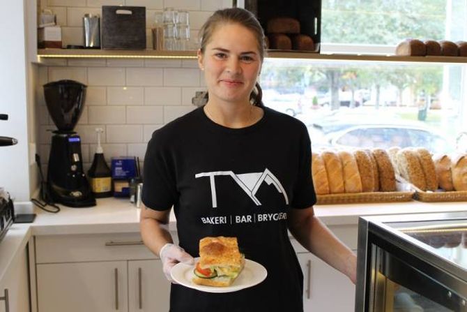GOD SERVICE: Ingrid Valsvik (23), er blant dei som jobbar for Tya Bakeri. Ho er blant dei mange tilsette som har fått mykje skryt. Ikkje så rart, då ho var lærling i serveringsfaget for for tre år sidan, vart ho kåra til meister i NM i dette faget.
