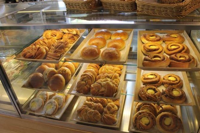 GÅR UNNA: I sommar selde Tya Bakeri 1000 bollar og 300 brød for dagen. No sel dei 100 brød kvar dag, og håpar på litt fleire kundar