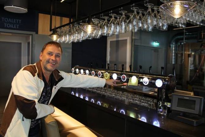 12 ULIKE TAPPEKRANAR MED ØL: Jan Rasmussen seier at Utla Bakeri og Tya Bryggeri no har kome opp i 12 ulike ølsortar i tappekraner i tillegg til flasker. - Me i Tya Bakeri kjøper øl frå Tya Bryggeri og sel dette her i lokalet, det er Arnt Erik Erik Henjum og Tom Hellebø som eig Tya Bryggeri, seier han.